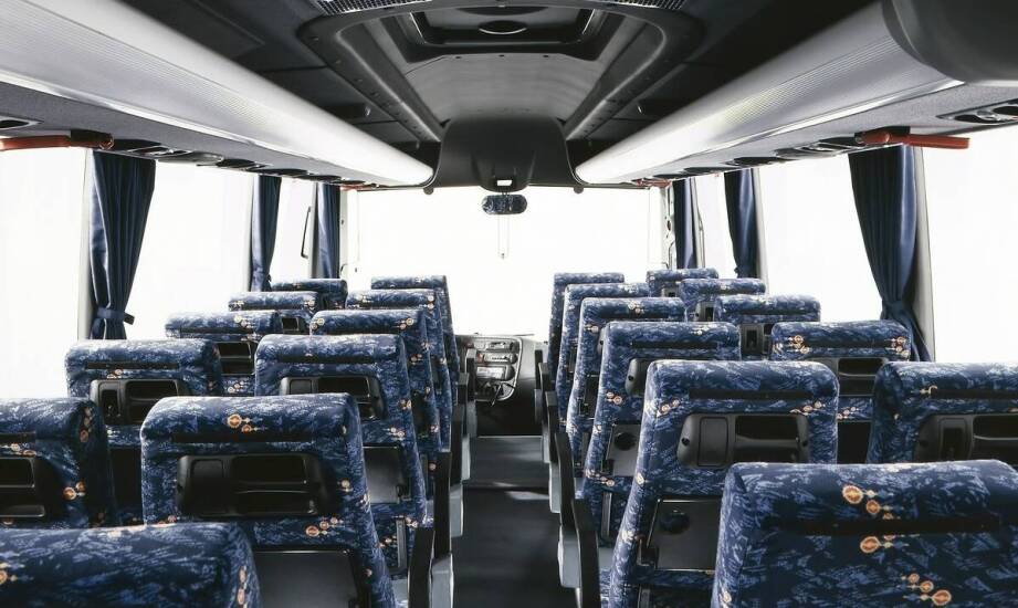 Wynajem busów z kierowcą na wycieczki tematyczne – jak zapewnić komfortową podróż?