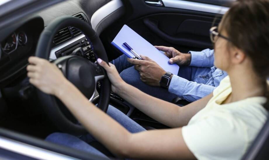 Rola szkoleń w zakresie jazdy po autostradach w poprawie kompetencji kierowców