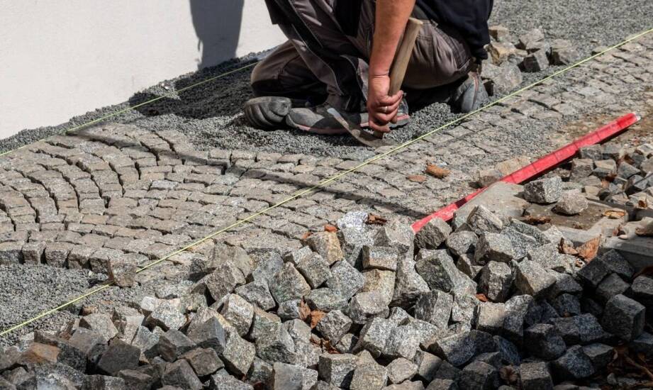 Jakie czynniki należy wziąć pod uwagę przy wycenie układania kostki brukowej?