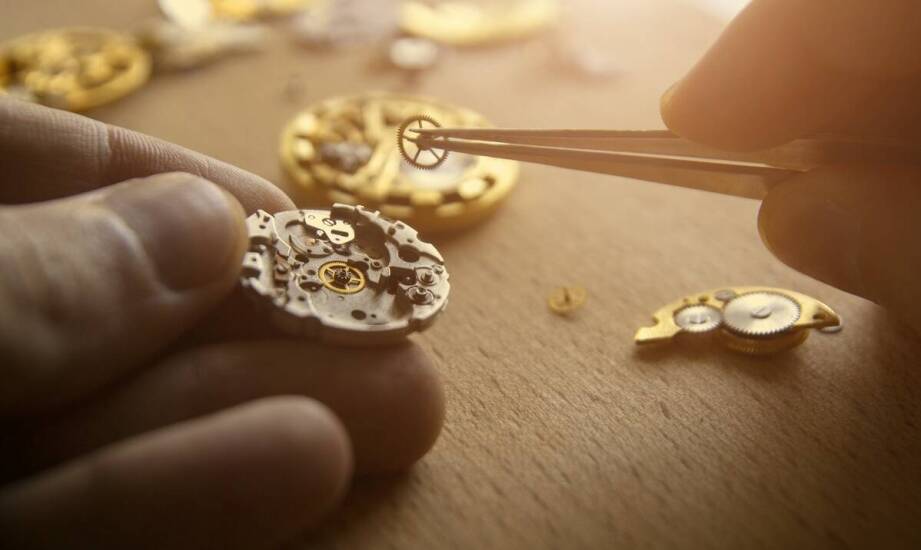 Renowacja zegarów stojących — jak przywrócić blask klasycznym meblom z mechanizmem?
