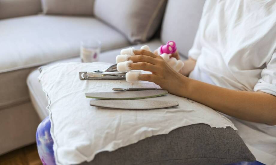 Pedicure leczniczy vs. domowa pielęgnacja stóp – co wybrać?