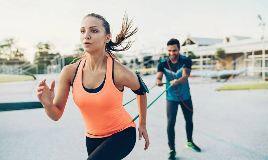 Odzież i sprzęt sportowy dla zakładów pracy: co jest niezbędne?