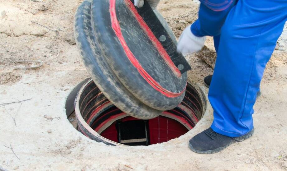 Jakie są najważniejsze etapy naprawy pęknięć w szambach betonowych?