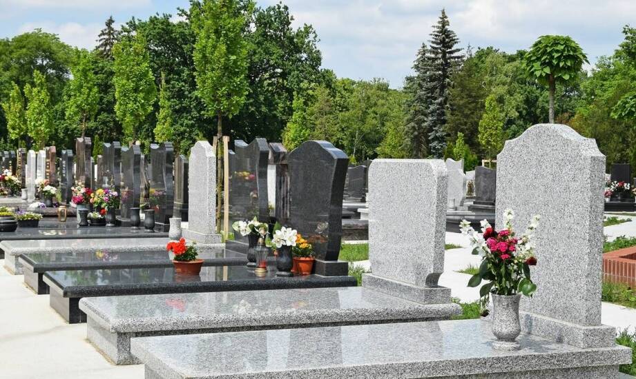 Minimalistyczne formy w projektowaniu pomników cmentarnych – co je wyróżnia?
