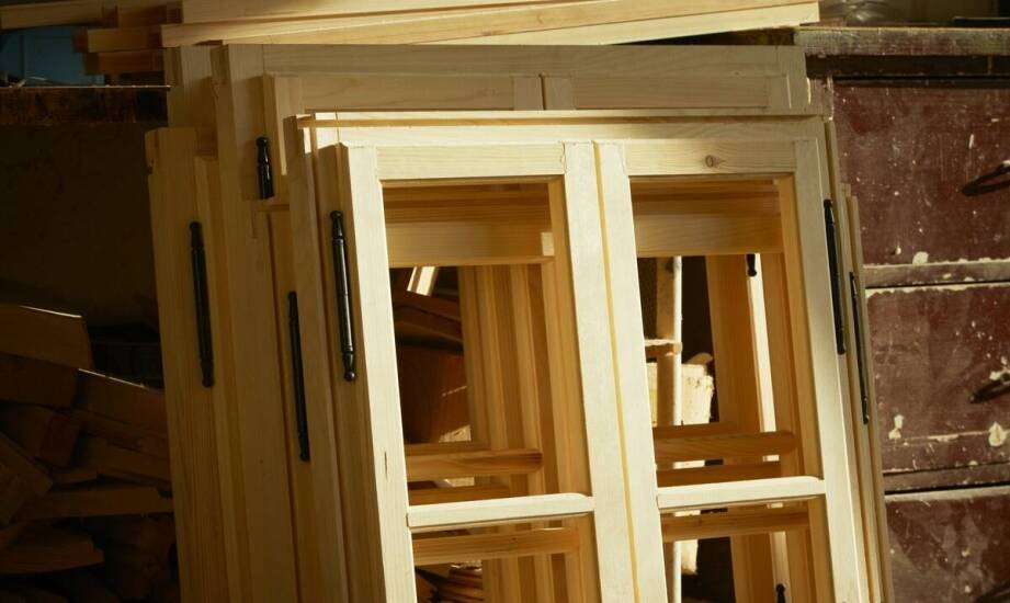 Wie lassen sich Holzfenster nach Maß an Retro-Gebäude anpassen?