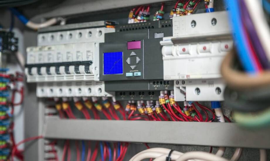 Zasilacz 24V jako kluczowy element w systemach kontroli ruchu
