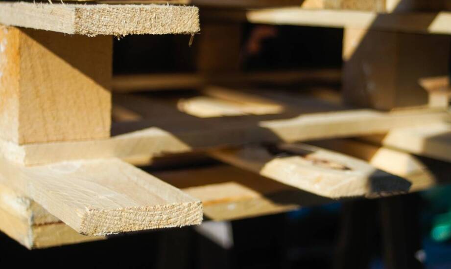 Zastosowanie palet drewnianych w transporcie materiałów budowlanych