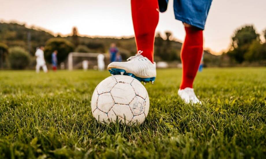 Wyjazdy na zagraniczne obozy piłkarskie – jak wpływają na budowanie charakteru młodych sportowców?