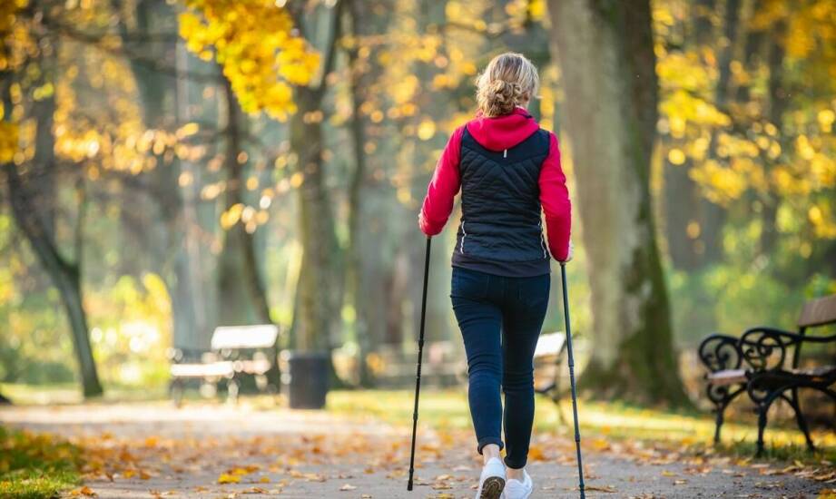 Odkryj zalety nordic walking w okolicach hotelu nad morzem