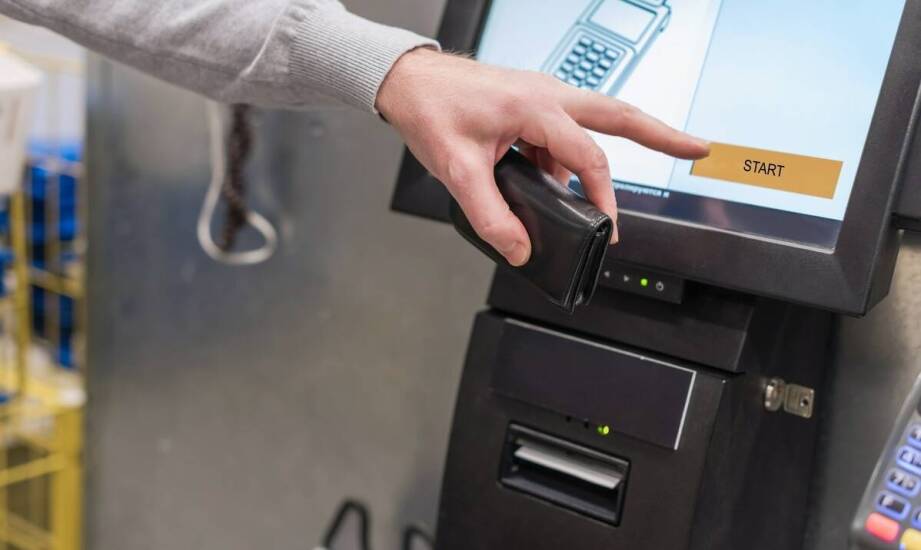 Jak kioski multimedialne mogą poprawić obsługę klienta w sektorze bankowym?