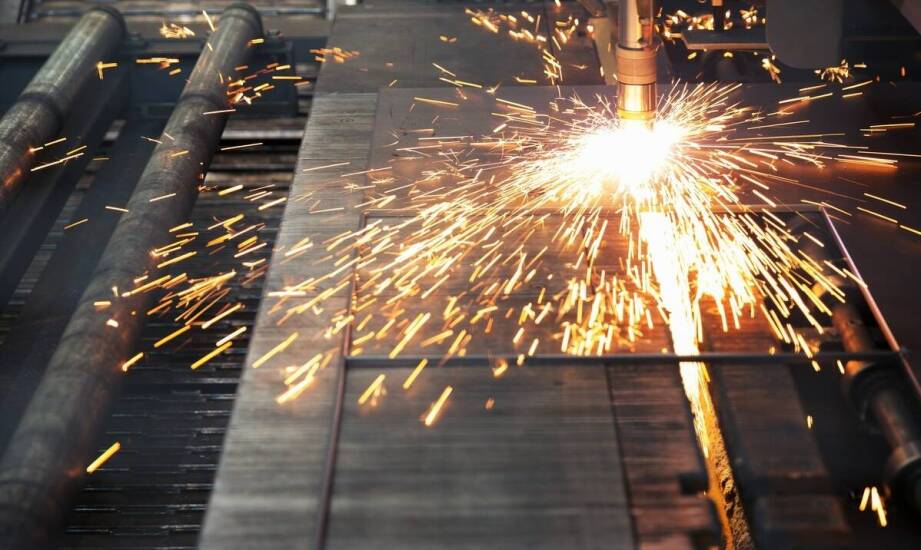 Jak lasery włóknowo iterbowe rewolucjonizują cięcie metali?