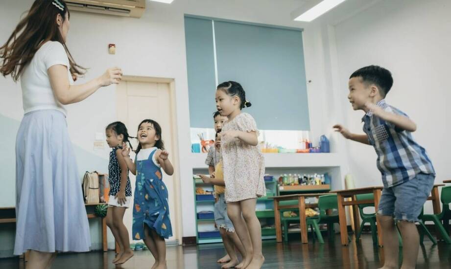 Sztuka jako narzędzie rozwoju w żłobku Montessori: korzyści dla najmłodszych