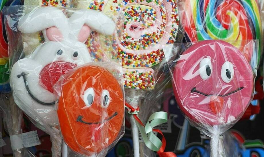 Personalizowane cukierki na urodziny - jak je zamówić krok po kroku?