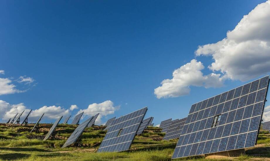 Jakie są kluczowe zalety instalacji chłodniczych opartych na odnawialnych źródłach energii?
