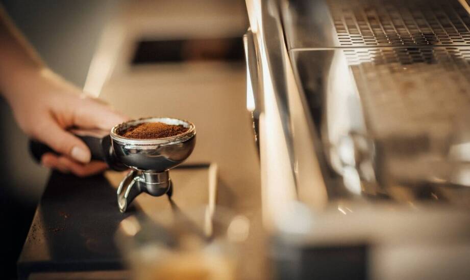 Dlaczego warto zainwestować w automat costa coffee express w biurze?