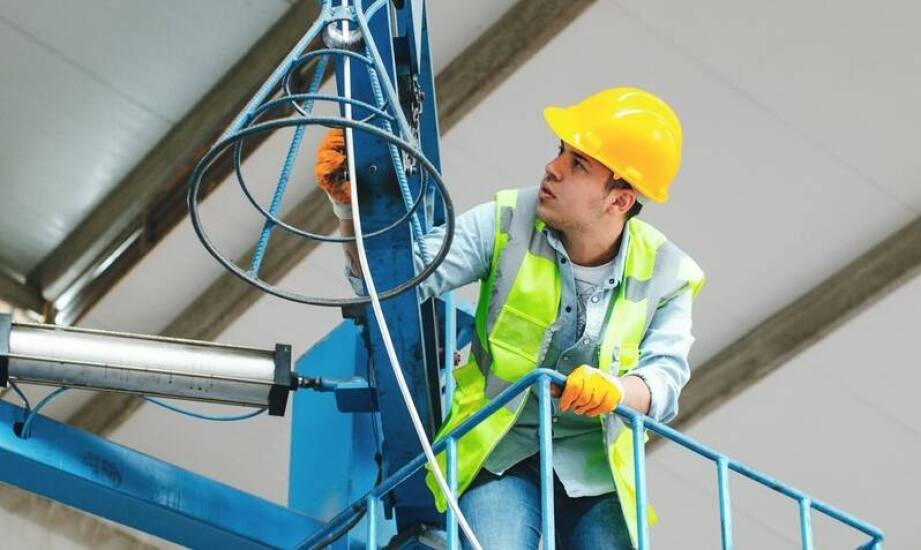 Windy dekarskie w kontekście przepisów BHP – co musisz wiedzieć?