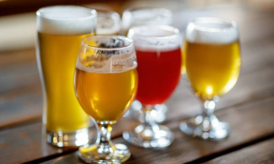 Czy można łączyć energetyki z alkoholem? Ryzyka i zalecenia