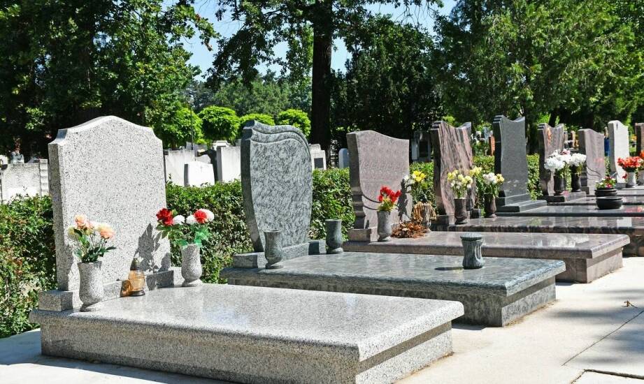 Biały granit na pomnik – jak dopasować go do stylu cmentarza
