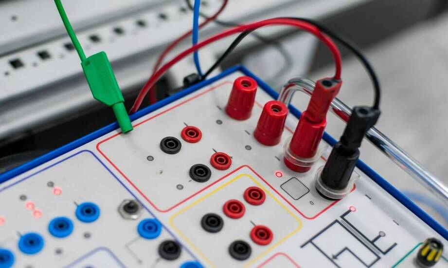 Jak przygotować się do szkolenia na uprawnienia elektryczne?