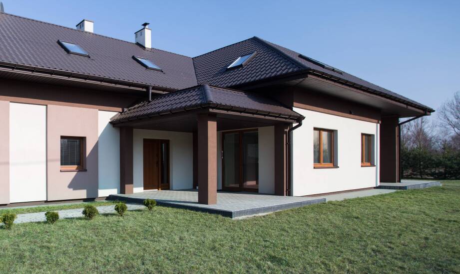 Montaż dachu płaskiego a spadzistego — różnice konstrukcyjne i praktyczne wskazówki