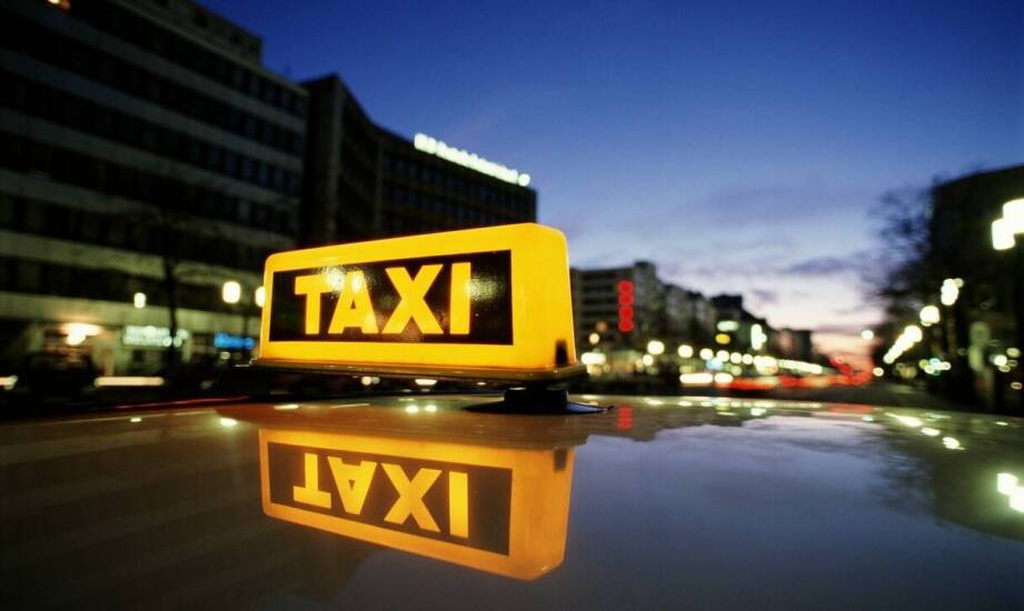 Jak zamawianie taxi online pomaga w planowaniu podróży służbowych?