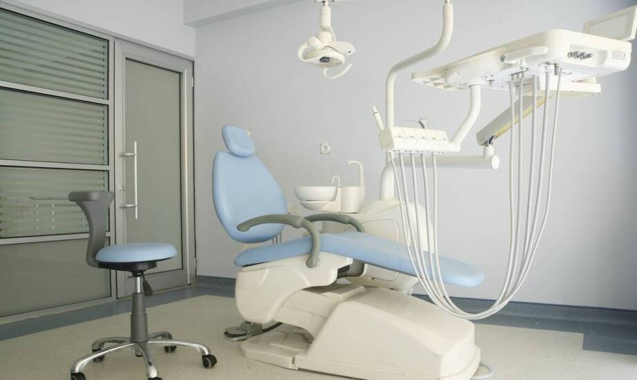 Dentysta prywatnie czy na NFZ — co i kiedy warto wybrać?