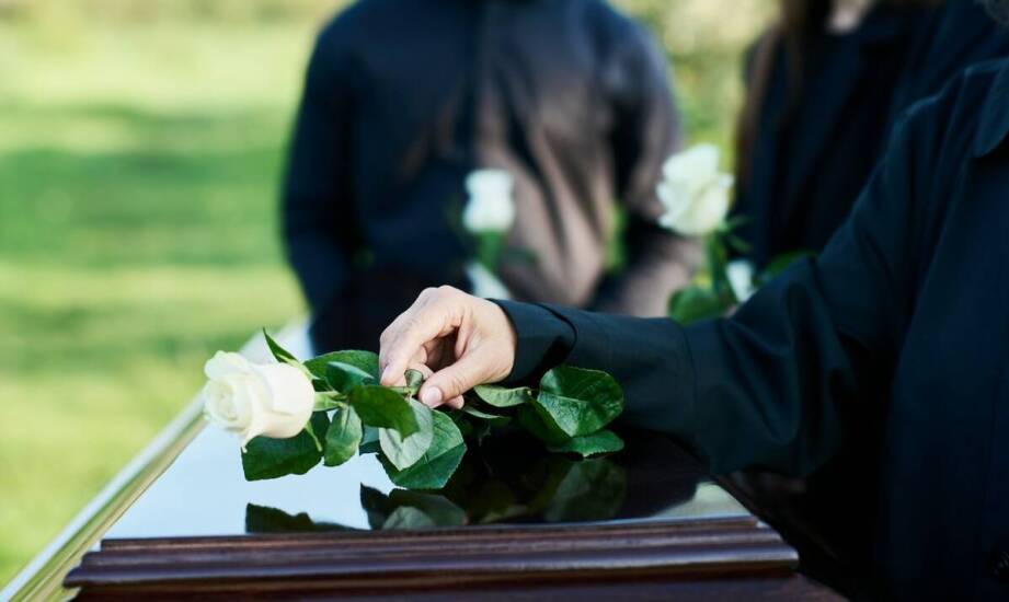 Jak przebiega ceremonia pogrzebowa po spopieleniu zwłok?