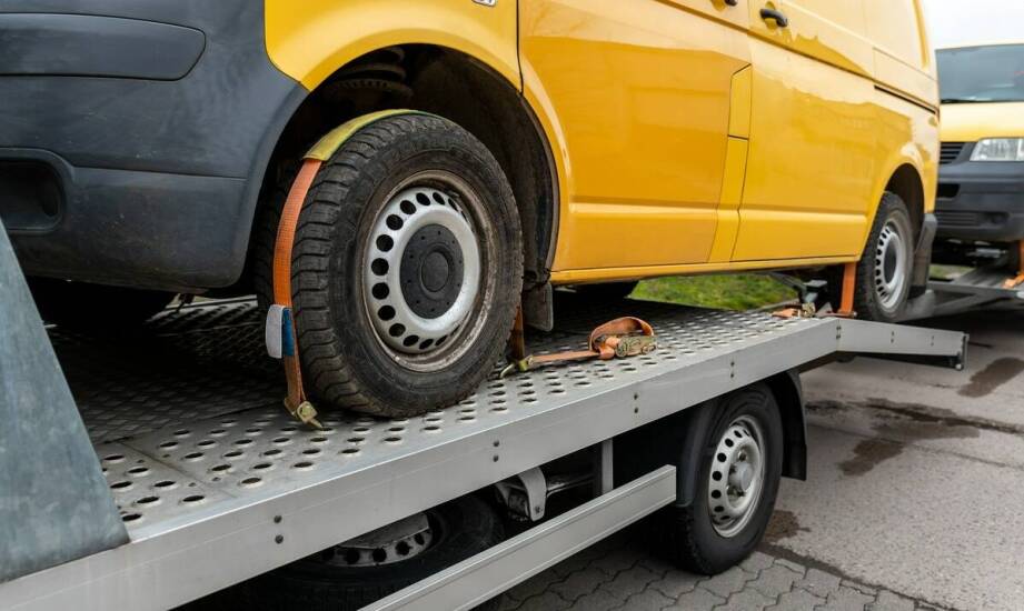 Jak zapewnić bezpieczeństwo samochodu na ogrodzonym parkingu?