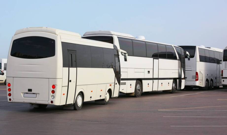 Wynajem busów 9-osobowych dla klientów indywidualnych – co oferuje rynek?