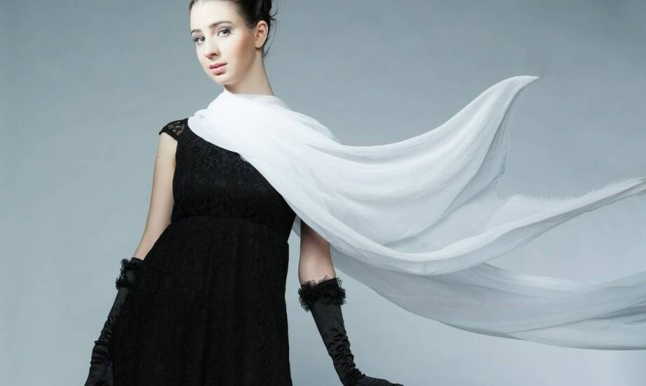 Czarna tunika w eleganckich stylizacjach na wieczorne wyjścia