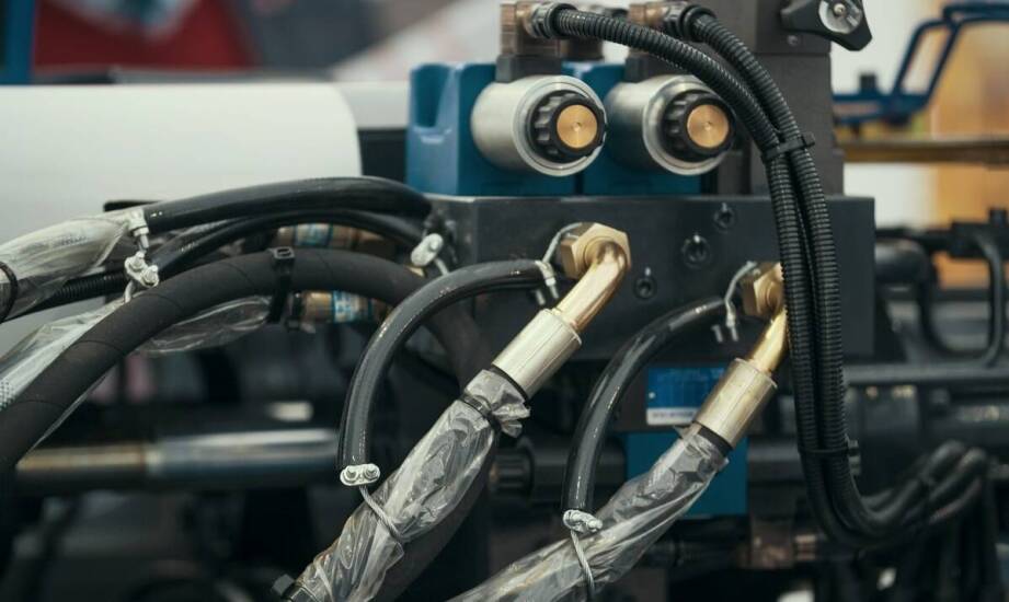 Jak agregat hydrauliczny 24V wpływa na bezpieczeństwo pracy maszyn budowlanych?