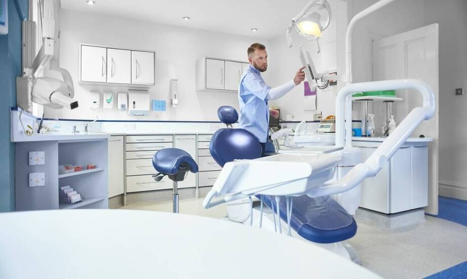Porównanie kosztów laserowego wybielania zębów w różnych klinikach