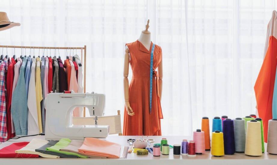 Sukienki plus size – dlaczego granatowa sukienka z baskinką to dobry wybór?