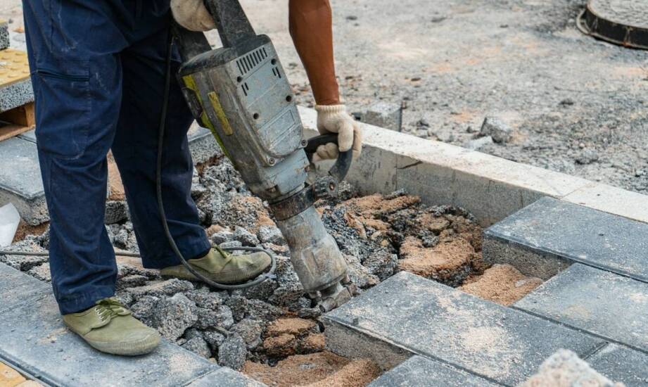 Młoty hydrauliczne a bezpieczeństwo pracy na placu budowy – kluczowe aspekty
