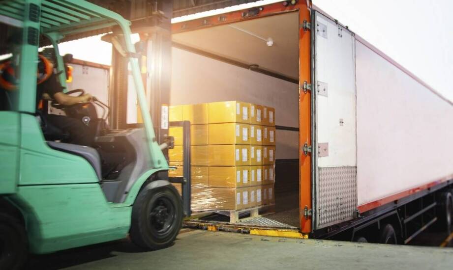 Zalety hydraulicznych ramp przeładunkowych w procesach logistycznych