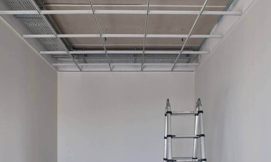 Drabiny dwustronne wykonane z aluminium – zalety i korzyści