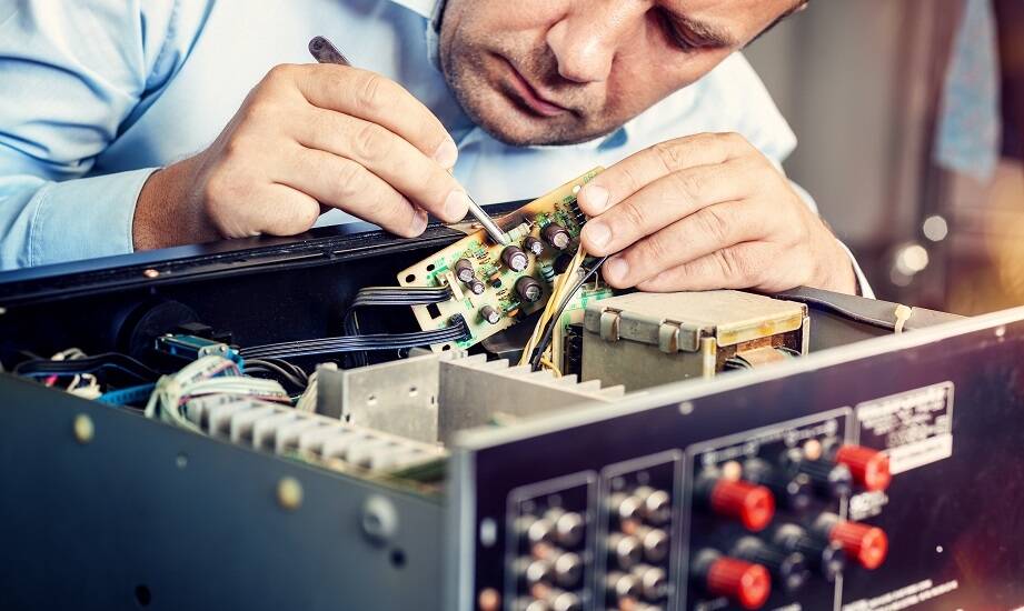 Jakie produkty do konserwacji elektroniki warto mieć w swoim warsztacie?