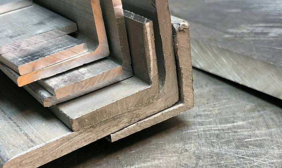 Jakie materiały używane są w produkcji kształtowników?