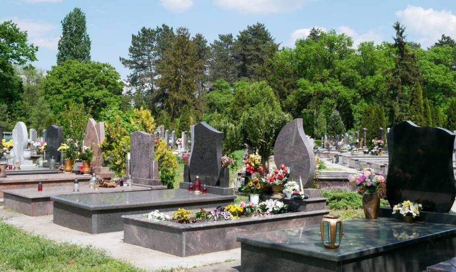 Co wpływa na cenę nagrobka w Ełku? Kluczowe czynniki