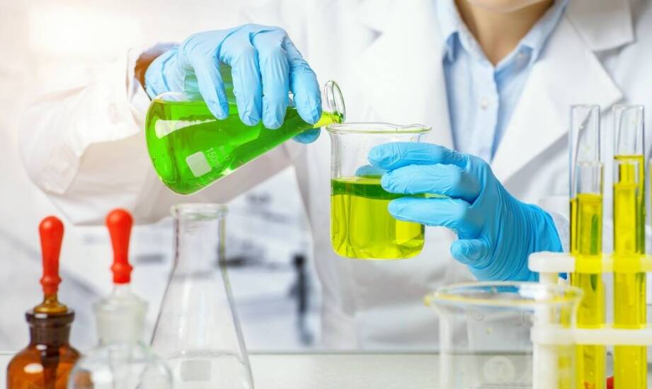 Jakie są najczęstsze zagrożenia związane z czynnikami chemicznymi w pracy?