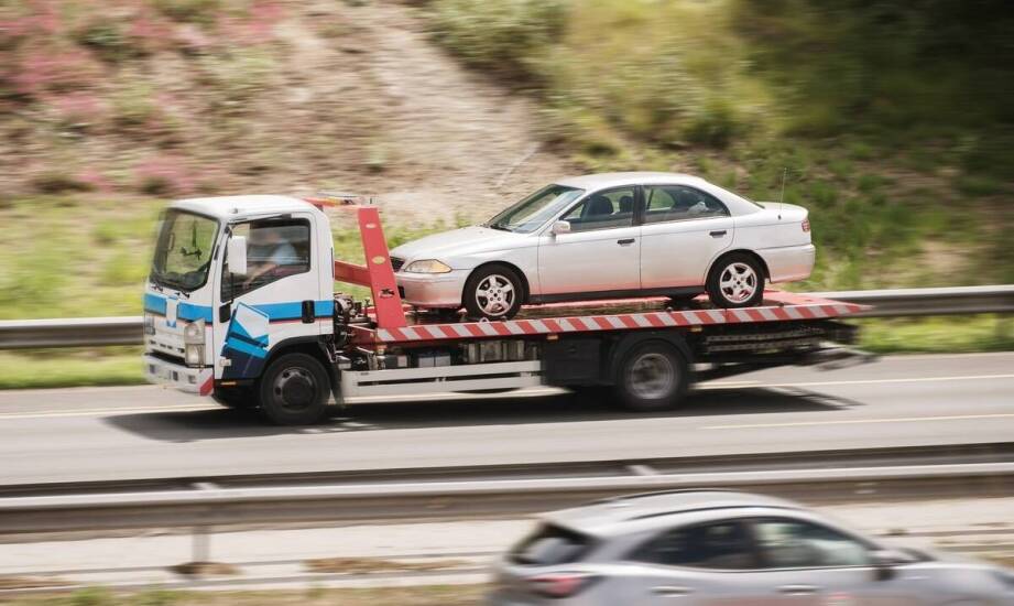 Transport pojazdów na lawecie po zakupie uszkodzonego auta – oferta dla klientów z Chrzanowa