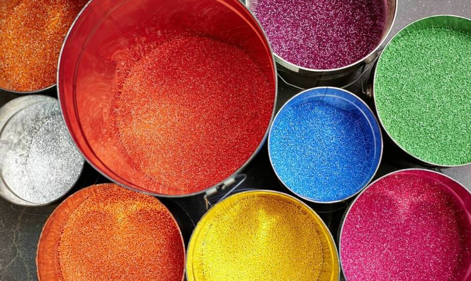 Barwnik do tworzyw sztucznych – jak wpływa na trwałość i wygląd produktów dziecięcych