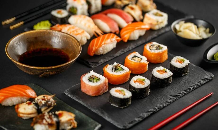 Jakie są najpopularniejsze rodzaje sushi dostępne z dostawą?