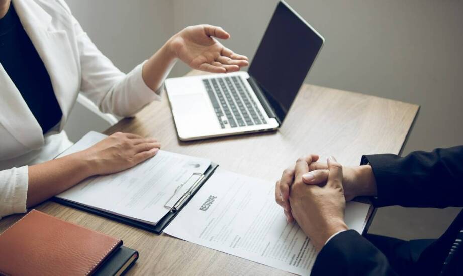 Wsparcie w tworzeniu profesjonalnego CV – oferta biura pośrednictwa pracy