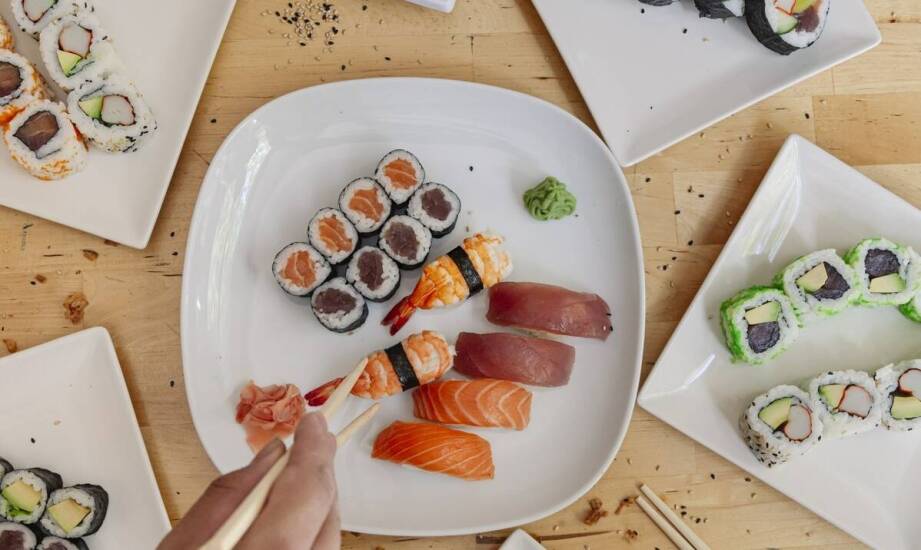 Dlaczego warto spróbować sezonowych propozycji sushi dostępnych na telefon?