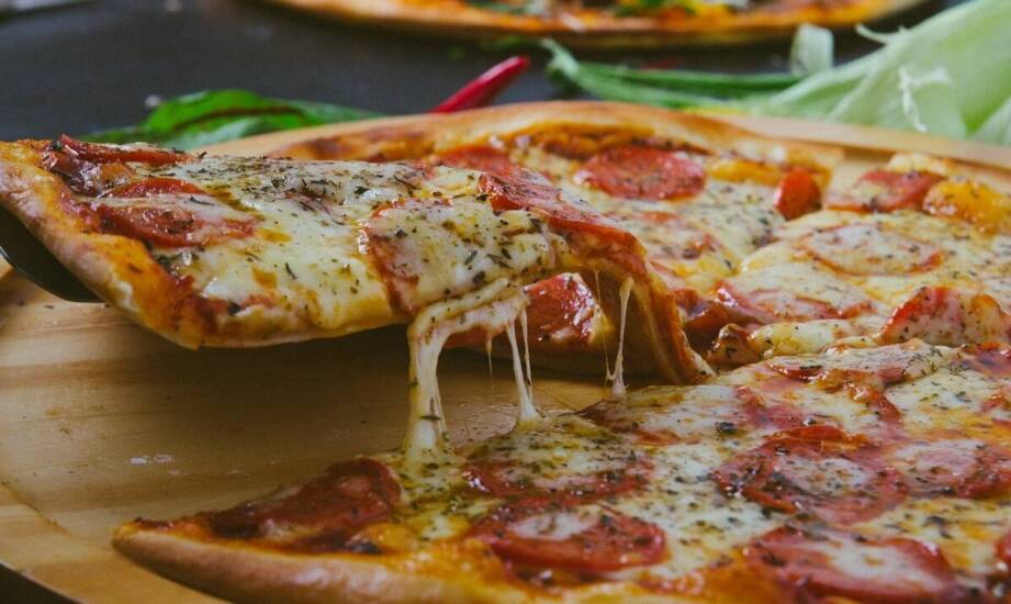 Wyjątkowe połączenia smakowe – co oferuje pizza faszerowana w Poznaniu?