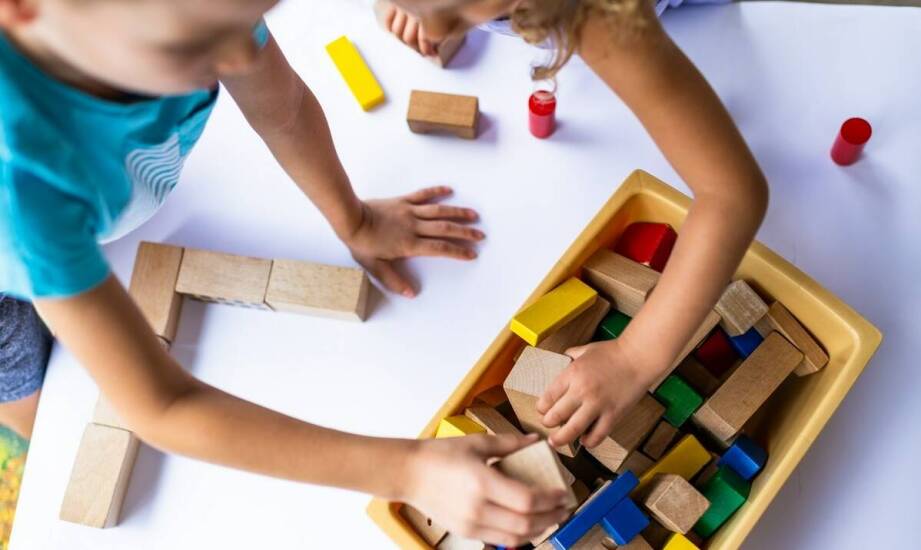 Jakie są korzyści z zabawy różnorodnymi zestawami figurek Playmobil?