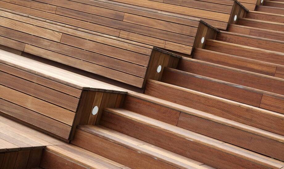 Inspiracje: umywalki drewniane w połączeniu z innymi naturalnymi materiałami