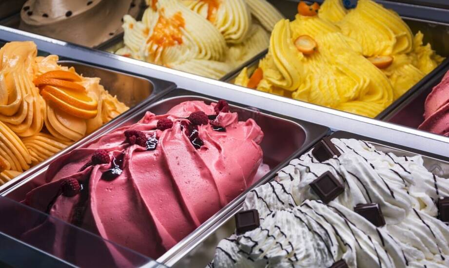 Jak zróżnicować ofertę mrożonego jogurtu naturalnego w cukierni?