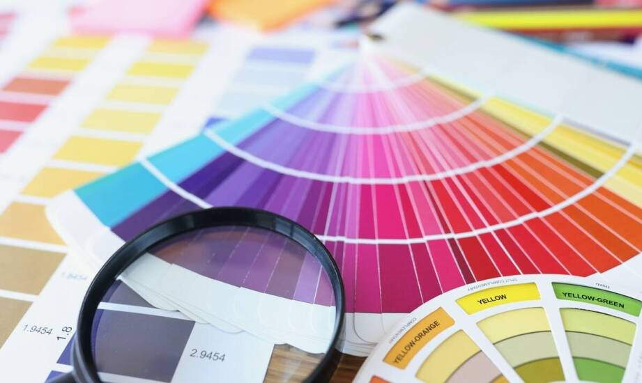 Uszlachetnienia etykiet – jakie korzyści oferują lakierowanie UV i efekty 3D?